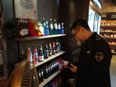 深夜亮劍！南海開(kāi)展酒類(lèi)經(jīng)營(yíng)場(chǎng)所突擊檢查，暫扣涉案產(chǎn)品筑牢安全防線